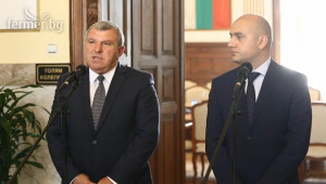 Димитър Греков предава поста на служебния министър Васил Грудев