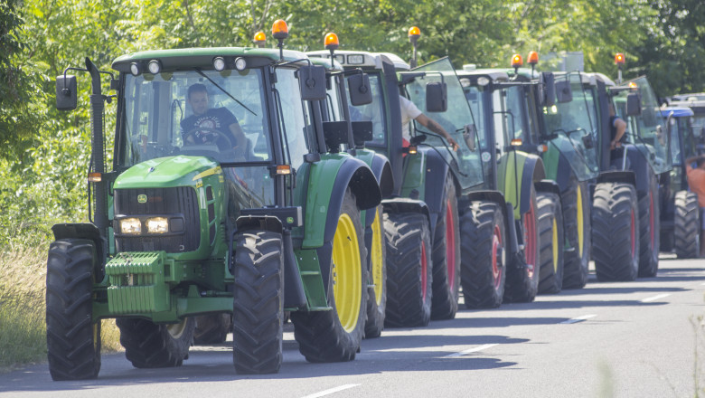 Стотици трактори окупираха бензиностанциите в страната