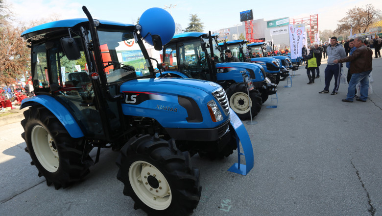 Българските фермери се запознаха с новия трактор LS XU 6168 