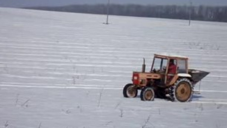 Трактор тори през зимата