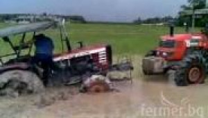 Трактор Kubota спасява друг трактор, затънал в кал