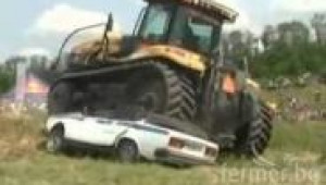 Трактор Challenger размазва патрулка!