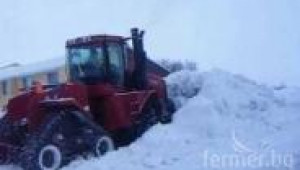 Трактор CASE Quadtrac чисти сняг