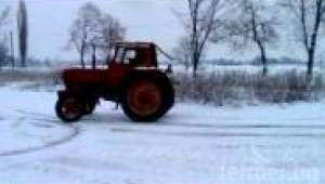 Дрифт с трактор в снега