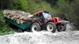 Трактор Zetor 7245 тегли ремарке с дърва