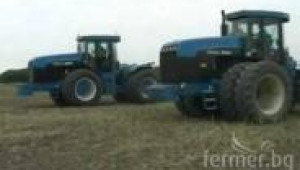 Два New Holland трактора работят заедно