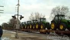 Влак с трактори John Deere