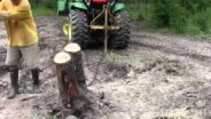 Трактор John Deere събаря дърво