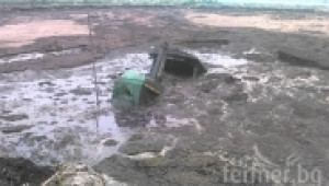 Изваждане на трактор потънал в кал