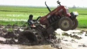 Ето така се кара трактор в Индия