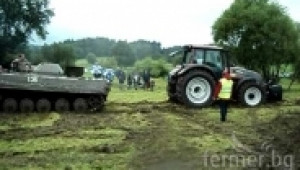 Трактор срещу танк