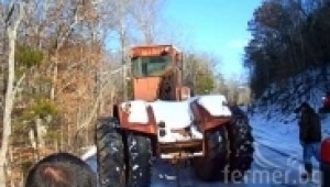 Понякога и тракторите са безпомощни пред зимата