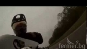 Моторист минава с бясна скорост под самоходна пръскачка - Снимка 1