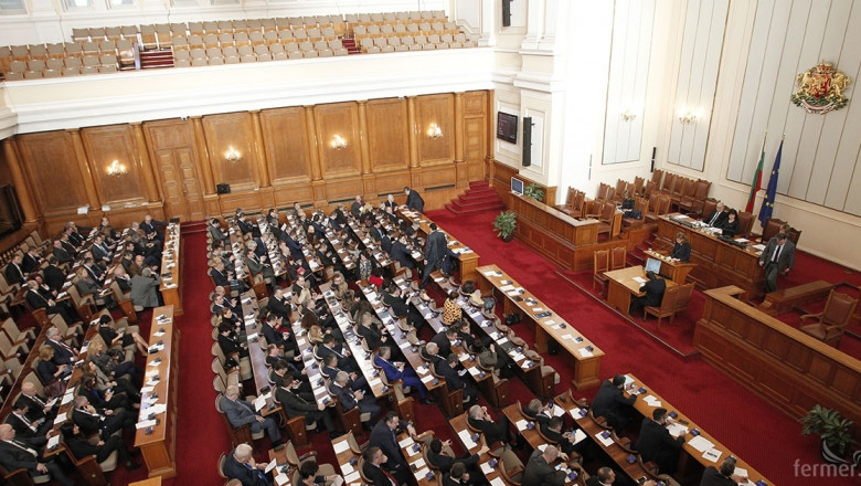 Спор в парламента за изслушването на двама министри за чумата