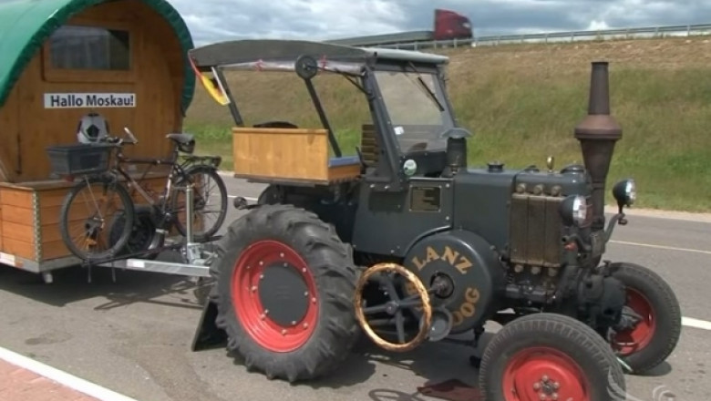 Фермер тръгна с трактор към Световното по футбол 