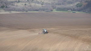 Ограниченията за покупка на земя падат само за европейците  - Agri.bg