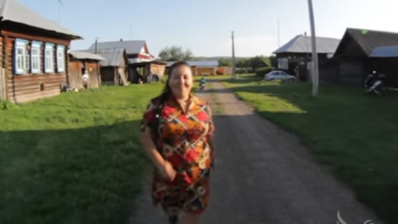 За отдих: Това фермерско момиче ще ви зареди с весела емоция 