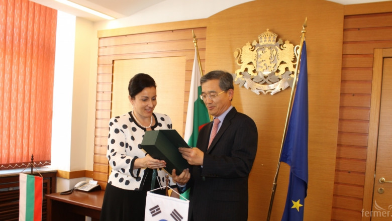 Министър Танева обсъжда задълбочаване на родния износ към Република Корея