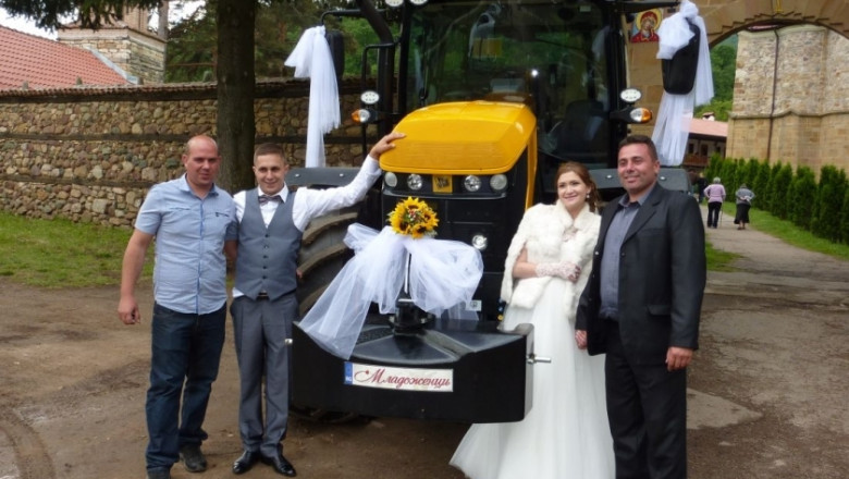 Фермер вдигна сватба заедно с новия JCB Fastrac 4220 (СНИМКИ)