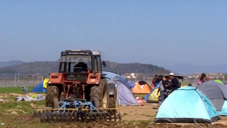 Грък мина със своя трактор и дискова брана през палатките на бежанци (ВИДЕО)