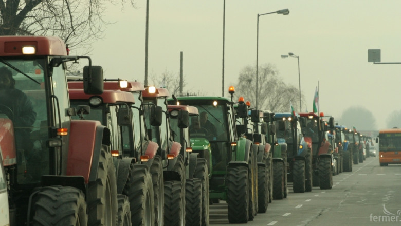 Гръцките фермери отстояват исканията си - блокират границата с 20 000 трактора