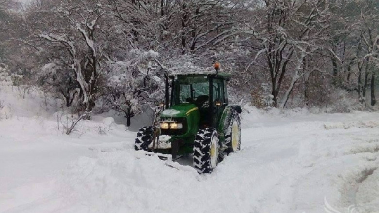 И тази година фермерите помагат със снегопочистването в страната (СНИМКИ)