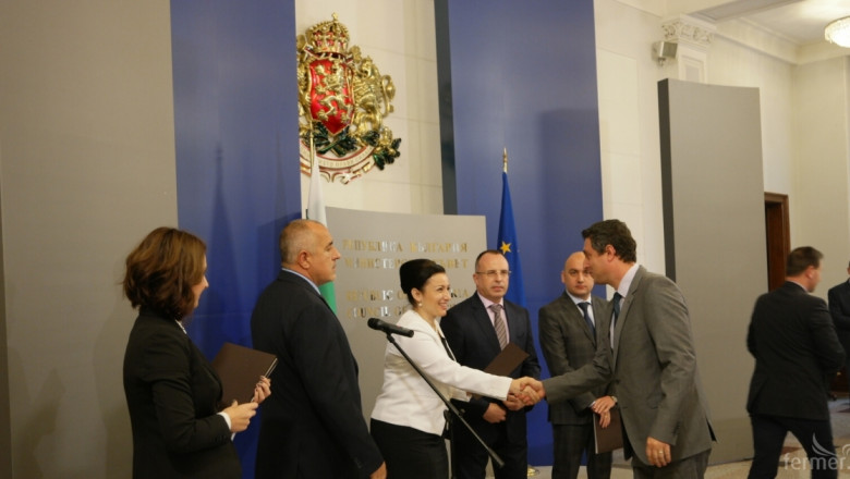 Връчиха първите договори по мерки 4,1 и 19,1 на ПРСР 2014-2020 (ВИДЕО+СНИМКИ)