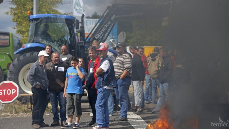 Фермерите във Франция: Оланд-терорист! Запалиха гуми пред McDonalds и др. вериги