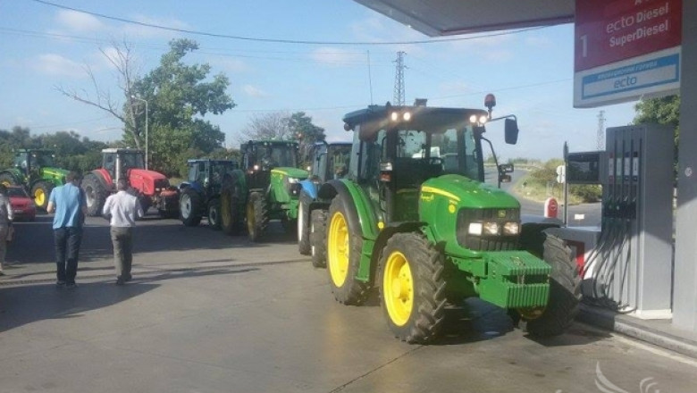 Трактори и комбайни окупираха бензиностанциите в страната (ОБНОВЕНА)