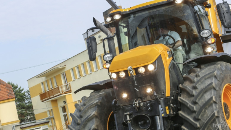JCB представи нови серии трактори и товарачи на презентация край Прага (ВИДЕО)