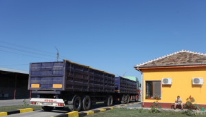 Камион с пшеница се вряза в гараж - Agri.bg