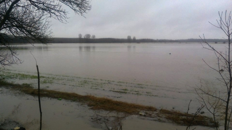 Скъсан канал на Напоителни системи наводни 1000 дка земеделски площи