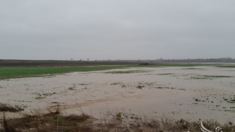 Река Тунджа наводни земеделски земи в община Сливен