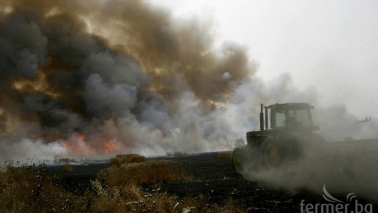 Трактор John Deere изгоря докато работи в полето