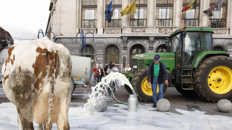Фермери блокираха търговска верига заради ниските цени на млякото