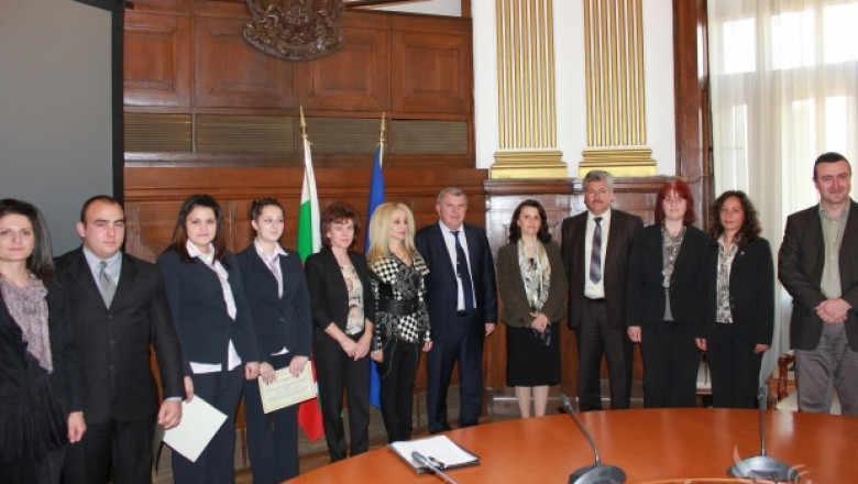 Министър Димитър Греков награди ученици от Пирдоп (СНИМКИ)