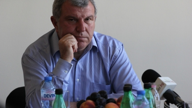 Димитър Греков ще отговаря на въпроси за забавени проекти, пчеларство и ГМО царевица