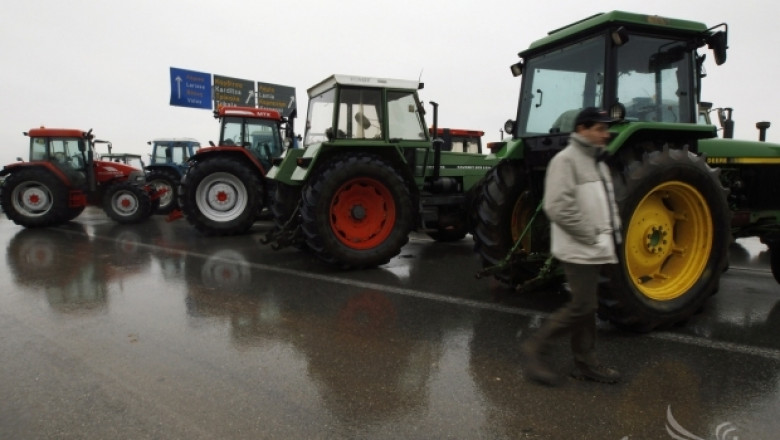 Фермерите в Гърция изкарват трактори на нов масов протест