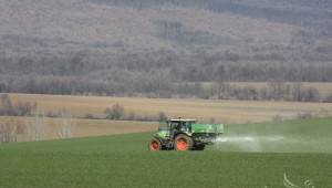 Зърнопроизводители в Ловешко започнаха торене с амониева селитра - Agri.bg