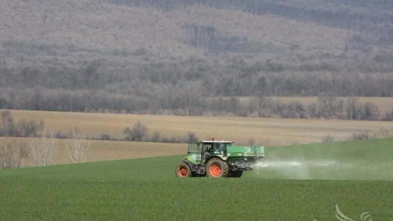 Зърнопроизводители в Ловешко започнаха торене с амониева селитра