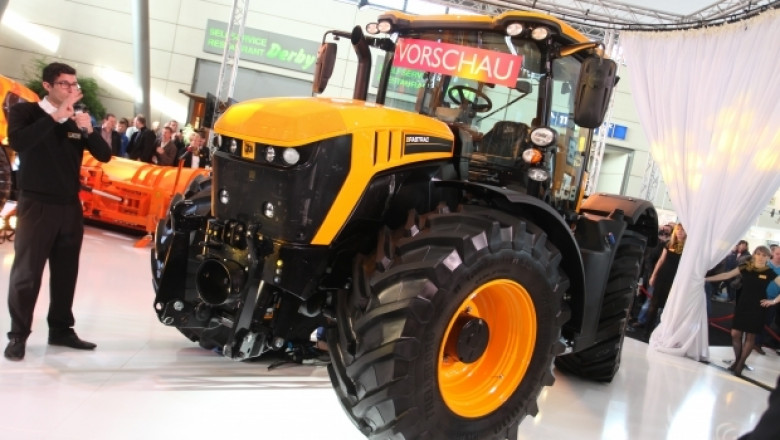 JCB представи най-новата серия трактори 4000  (ВИДЕО)