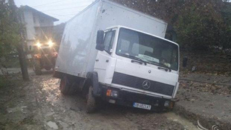 Трактори вадиха потънал камион на млад фермер от Ловешко (СНИМКИ)