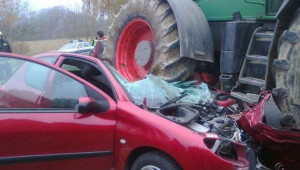 Трактор Fendt 930 Vario размаза в катастрофа лека кола Peugeot 206 ( СНИМКИ ) - Agri.bg