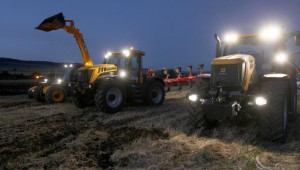 Оптиком ще събере земеделци на поредното вечерно шоу на полето с JCB (ВИДЕО) - Agri.bg