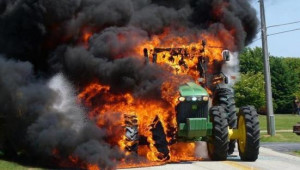 Трактор с ремарке и 70 бали изгоря в движение - Agri.bg