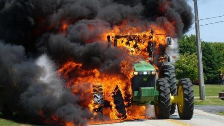 Трактор с ремарке и 70 бали изгоря в движение