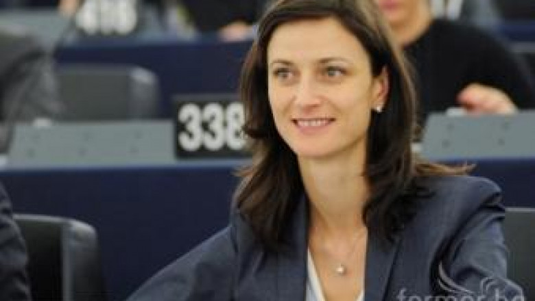 Мария Габриел организира в Европарламента дебат за пчеларството