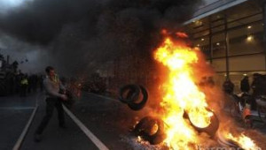 Фермери палиха гуми и разляха мляко на протест в Брюксел - Agri.bg