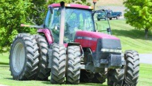 Американски фермер прегази 7 полицейски патрулки с трактора си