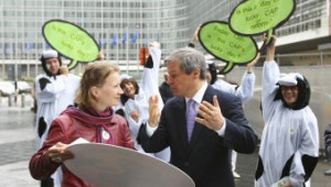 Демонстранти посрещнаха еврокомисаря Дачиан Чолош заради зелените реформи в ОСП - Agri.bg